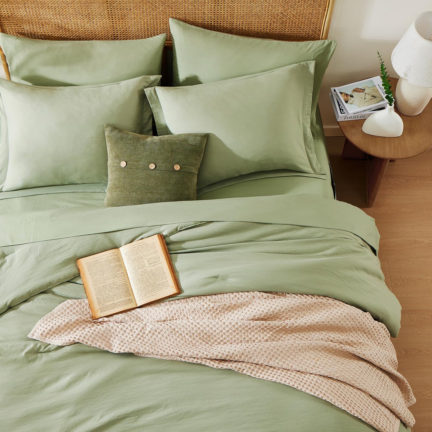 WRENSONGE Queen Comforter Set - 7 Pieces Sage Green Soft Bed in a Bag Queen with Fitted Sheet, Flat Sheet, 2 Pillow Shams, and 2 Pillowcases- Warm Bedding Sets Queen for All Season