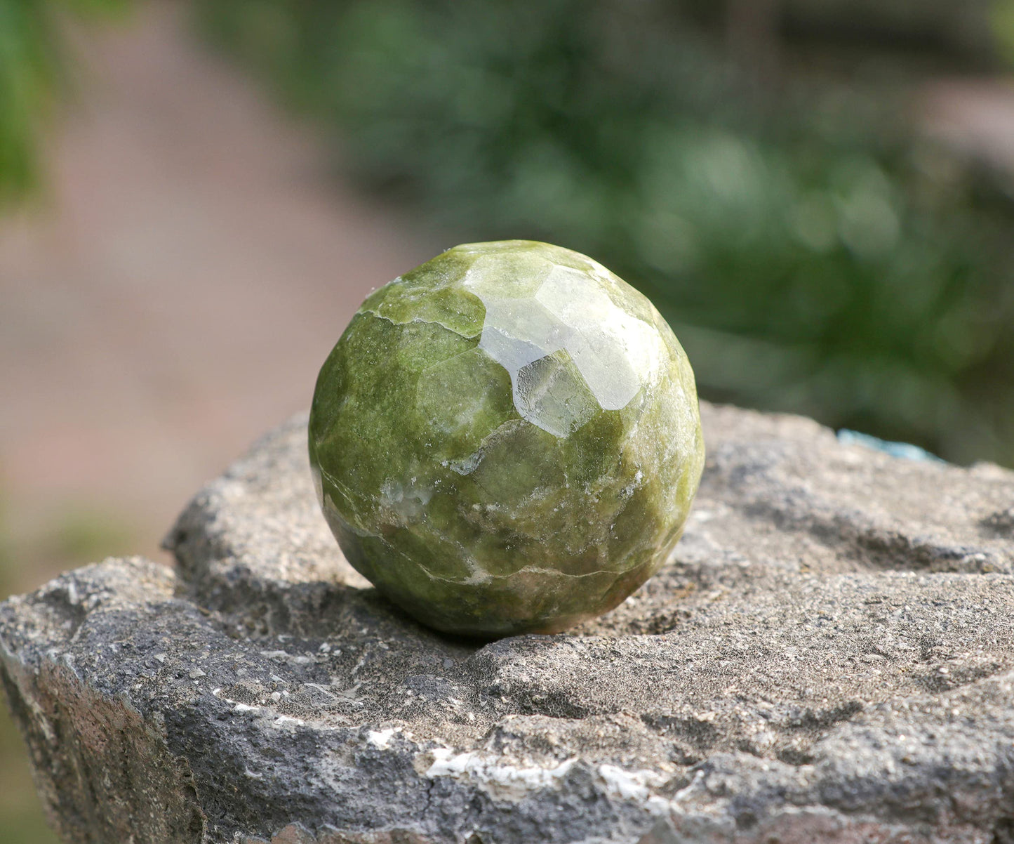 Crocon 50mm Vesuvianite diamond cut Stone sphere Ball with Metal Stand 1400+ Carats Gemstone Ball Healing ornament rock Sphere Sculpture Figurine for Fengshui Divination Crystal Home Decor Photography