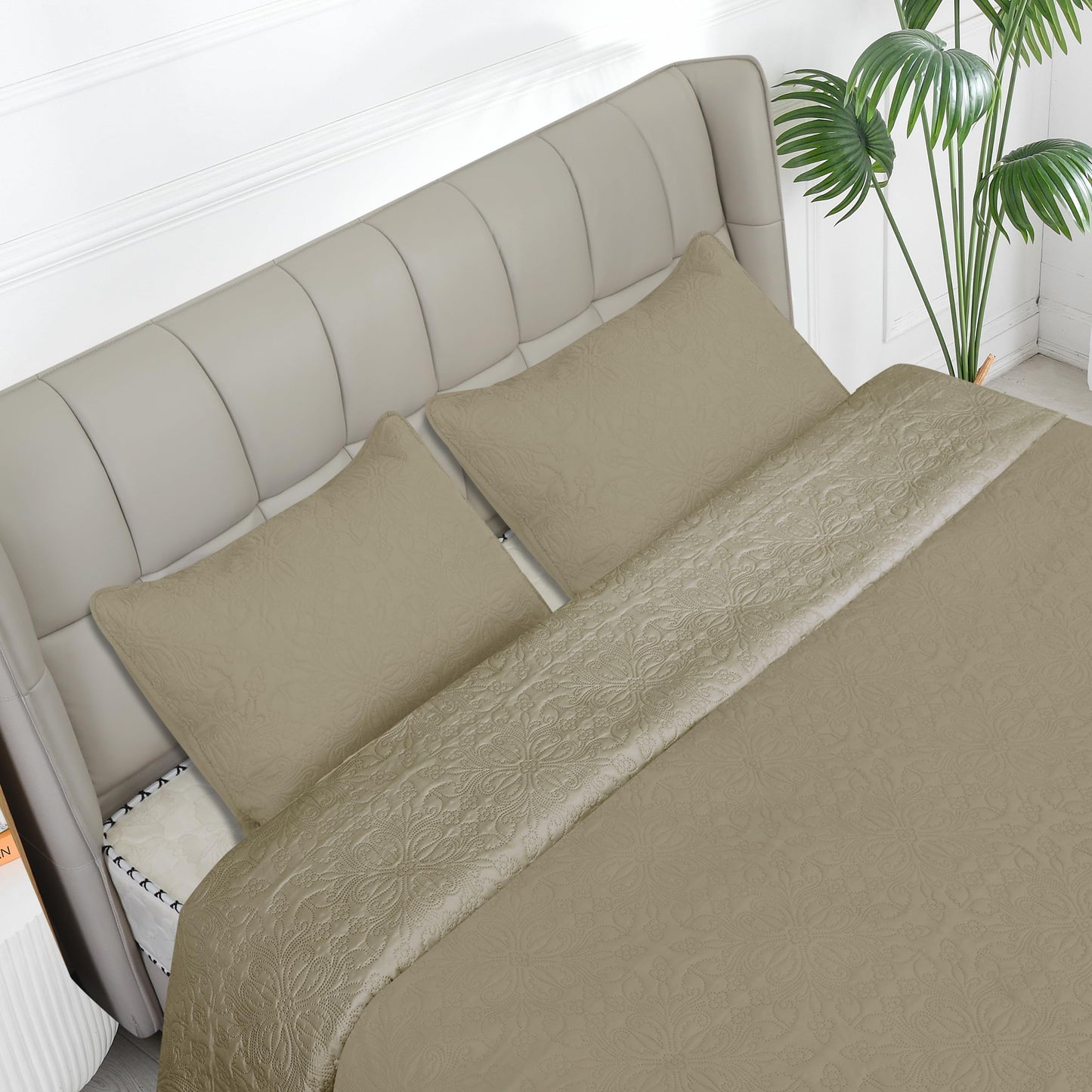 Easy-Going Full/Queen Size Reversible Quilt Set with 1 Quilt and 2 Pillow Shams, Soft Bed Quilt Cover, Water Resistant Lightweight Microfiber Bedspread, Stain Resistant, Damask-Beige/Beige