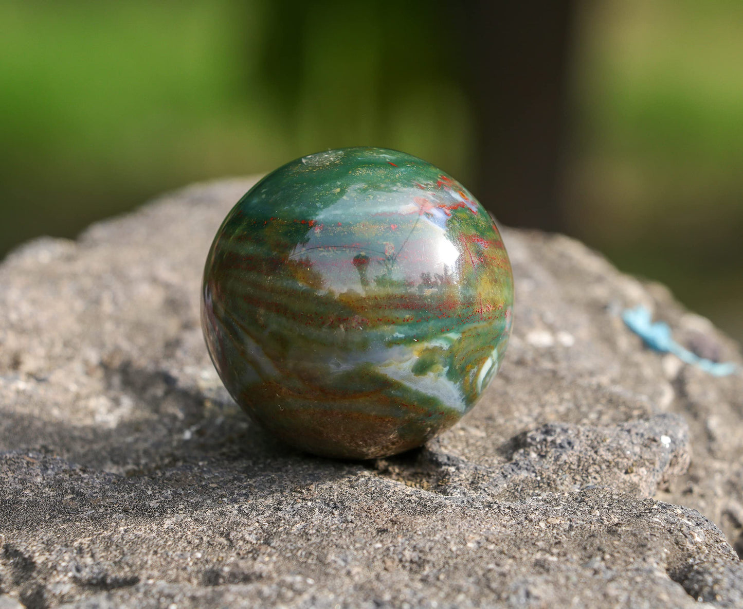 Crocon 50mm Green Blood Stone Sphere Ball with Metal Stand 1400+ Carats Gemstone Ball Healing Sphere Sculpture Figurine for Fengshui Divination Home Decoration Photography Crystal Sphere