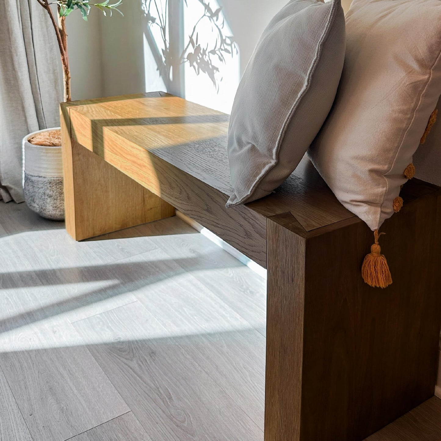 Maven Lane Zeno Bench – Natural Solid Wood – Ideal for Living Room, Entryway and Bedroom Décor