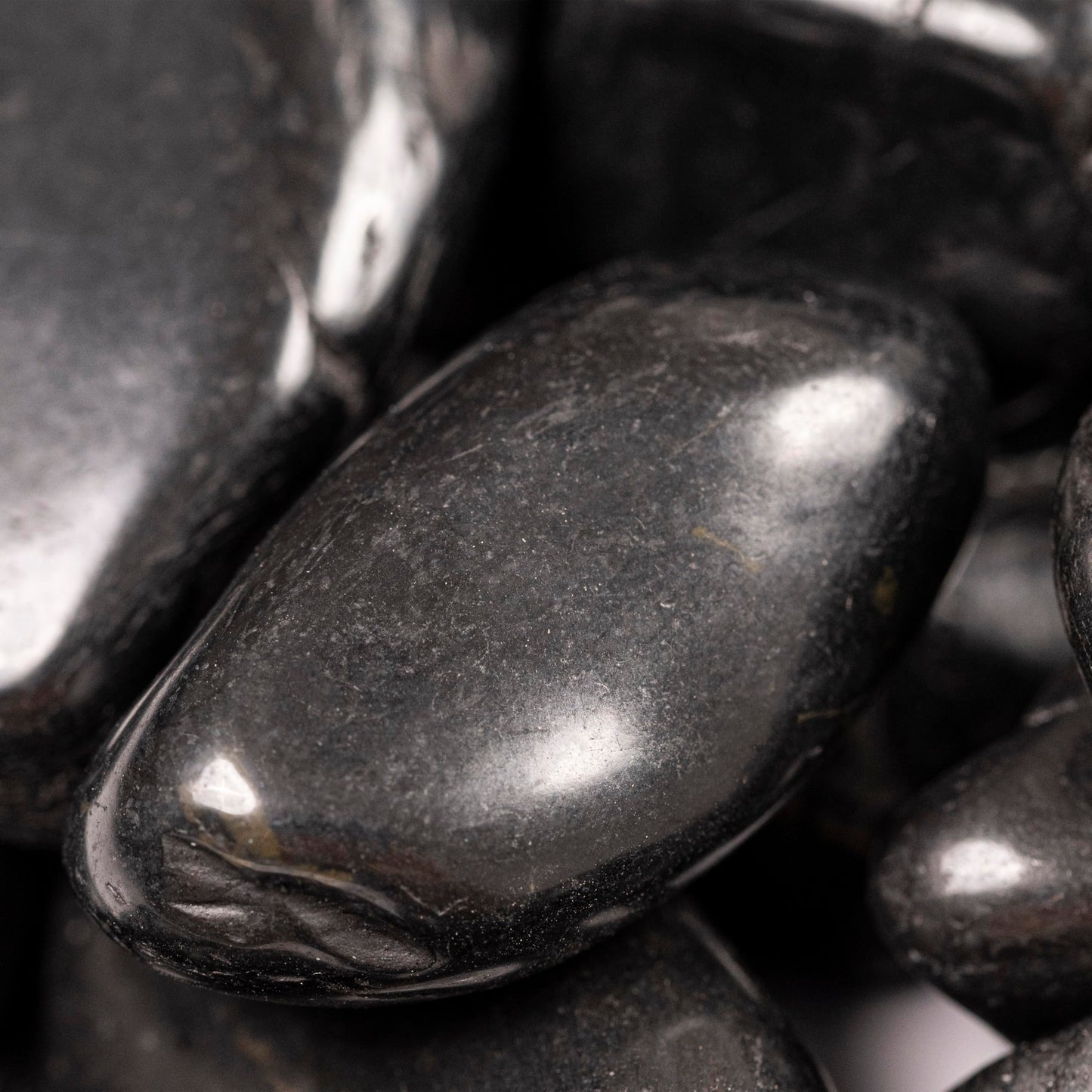 MSI Decorative Black Super Polished 0.75 in. to 1.25 in. Quartzite Pebbles 40 lb. Bag (Pallet/ 55 Bags)