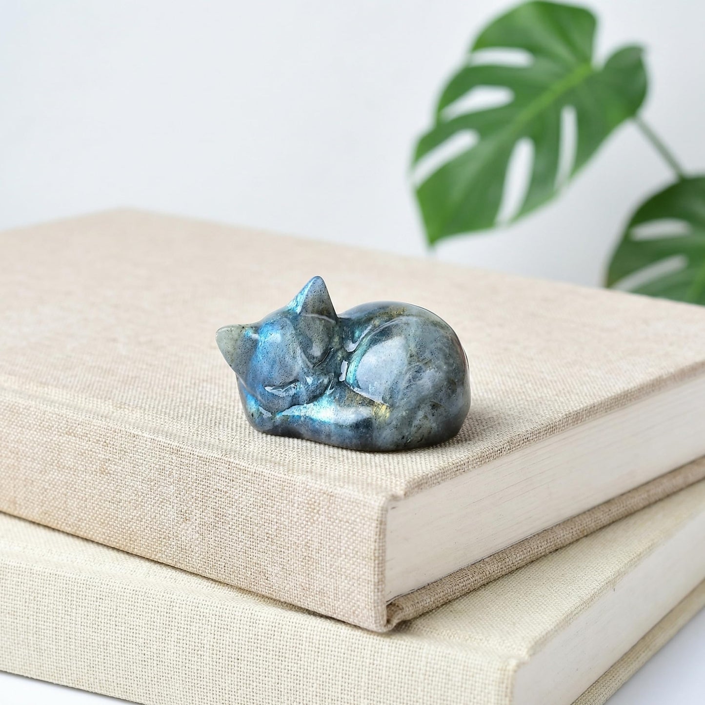 RUIJINGYUAN Labradorite Cat Statue - 2 Inch Hand Carved Healing Crystal Figurine, Sleeping Cat Stone Sculpture for Desk Decor, Office Home Gift for Cat Lovers