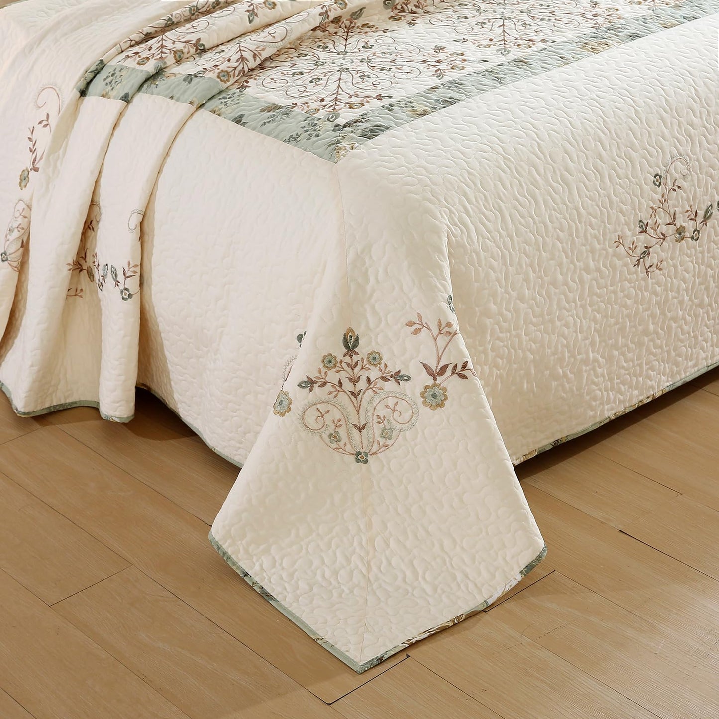 vctops 3 Piece Farmhouse Patchwork Quilt Set Oversized Queen, Elegant Floral Embroidered Cotton Quilted Bedspread Coverlet Lightweight Reversible Bedding Cover with 2 Pillow Sham (98x106 in)