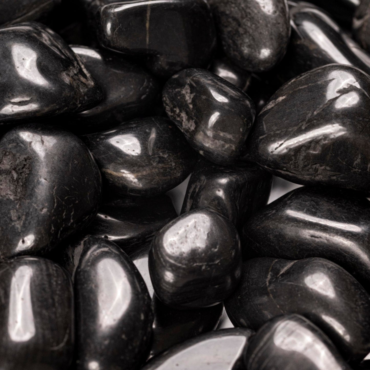 MSI Decorative Black Super Polished 0.75 in. to 1.25 in. Quartzite Pebbles 40 lb. Bag (Pallet/ 55 Bags)