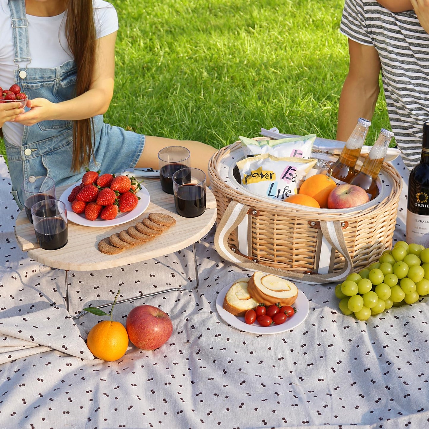 Zettfuly Picnic Basket Set for 4 - Wicker Insulated Picnic Basket with Folding Wine Table, Wine Picnic Kit with Liner for Couples, Camping, Outdoor, Valentine (Cherry)