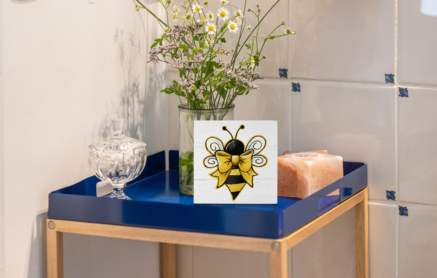 XYDEG Rustic Wooden Bee House Sign Decor, Honey Bee Bumblebee Farmhouse Plaque Tabletop Tiered Tray Summer Decor for Home & Office