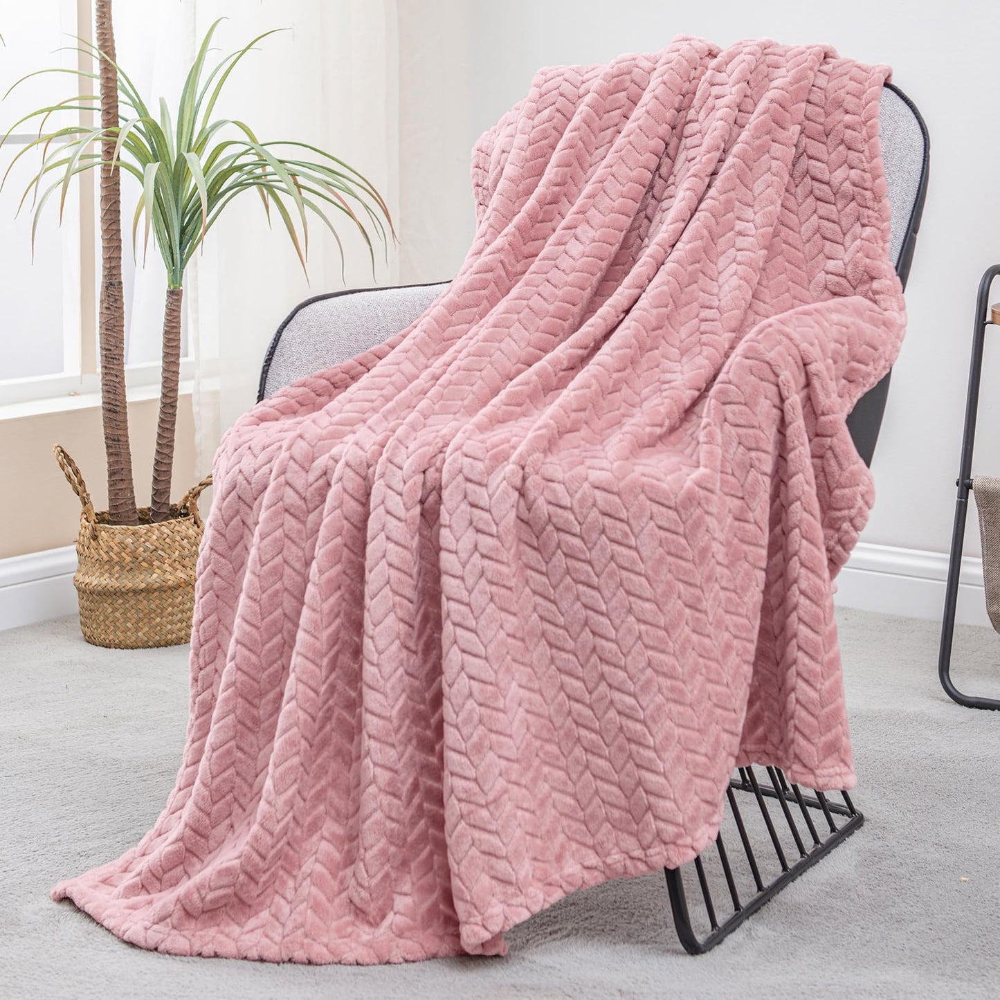 Exclusivo Mezcla Fleece Throw Blanket for Couch and Bed, 50x70 Inches Soft Cozy Jacquard Flannel Blankets, Lightweight Fuzzy Plush Warm Throws for Women, Pink