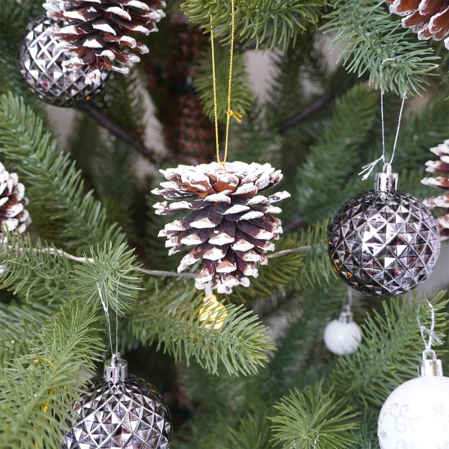 Winlyn 30 Pcs Frosted Pine Cone Ornaments White Natural Pinecone Hanging with String Pine Cones Christmas Tree Decorations for Winter Wedding Seasonal Wreath DIY Crafts Holiday Party Table Centerpiece