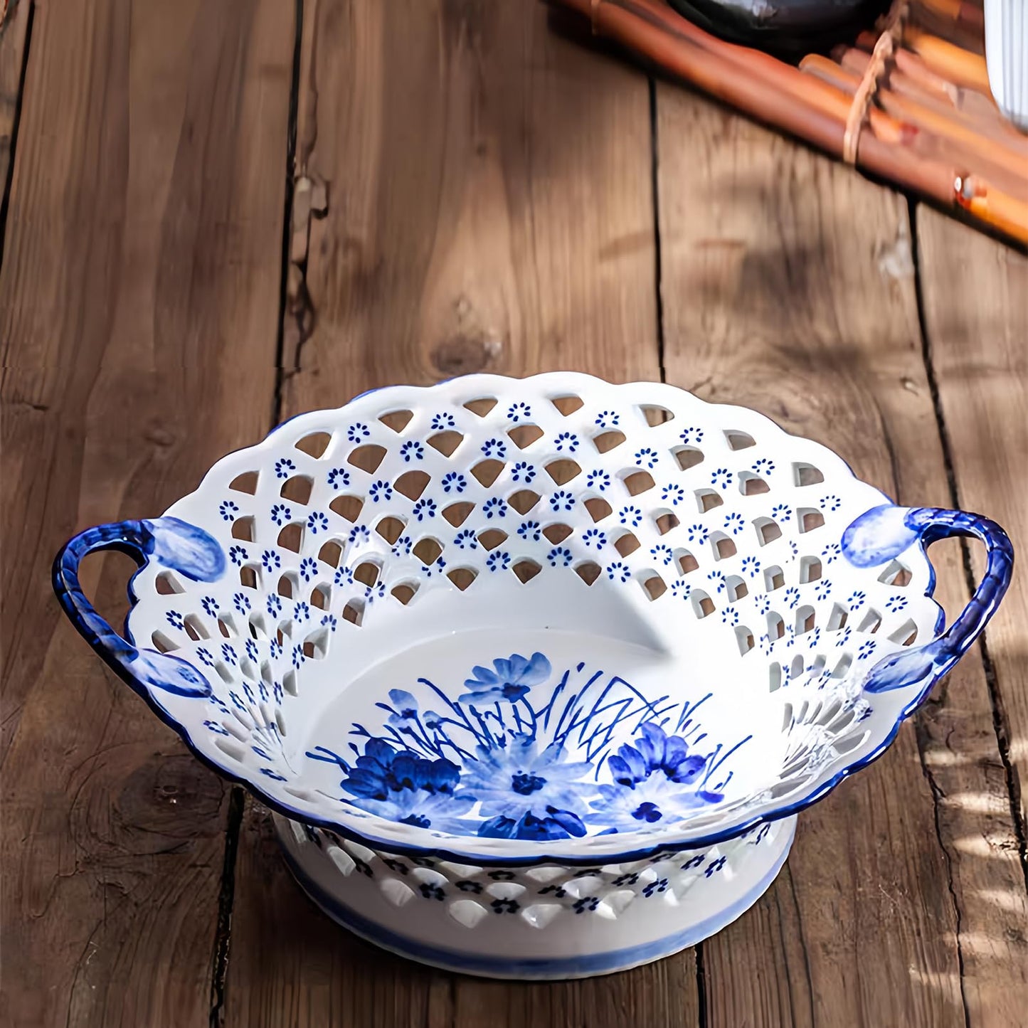 YYMayLsh Blue and White Ceramic Fruit Bowl with handle, Porcelain Decoration Bowl, Fruit Serving Plate, Storage Bowl, Decorative for Kitchen Counter, Home Decor