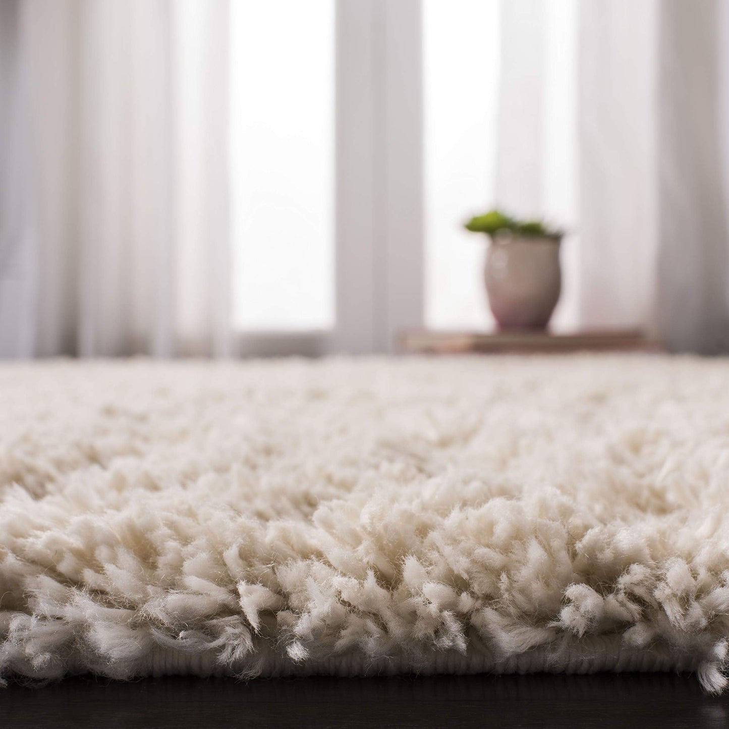 SAFAVIEH Fontana Shag Collection Accent Rug - 4' x 6', Creme, Solid Design, Non-Shedding & Easy Care, 2-inch Thick Ideal for High Traffic Areas in Entryway, Living Room, Bedroom (FNT800B)