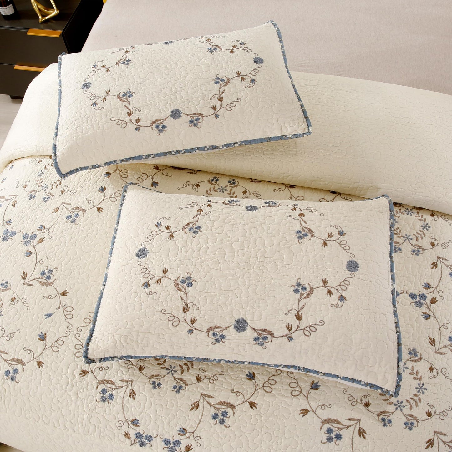 Quilt Set Blue Floral 3D Embroidery Pattern 3 PCS 100% Cotton Reversible Quilted Embroidered Decorative Bedspreads Coverlet Set, Lightweight &Soft King Size White Bedding Coverlet for All Season