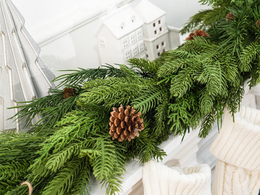 6FT Christmas Garland, Cedar Garland with Pine Cones Artificial Cypress Pine Garland for Mantle Stairs Table Indoor Outdoor Home Xmas Christmas Decor Decorations