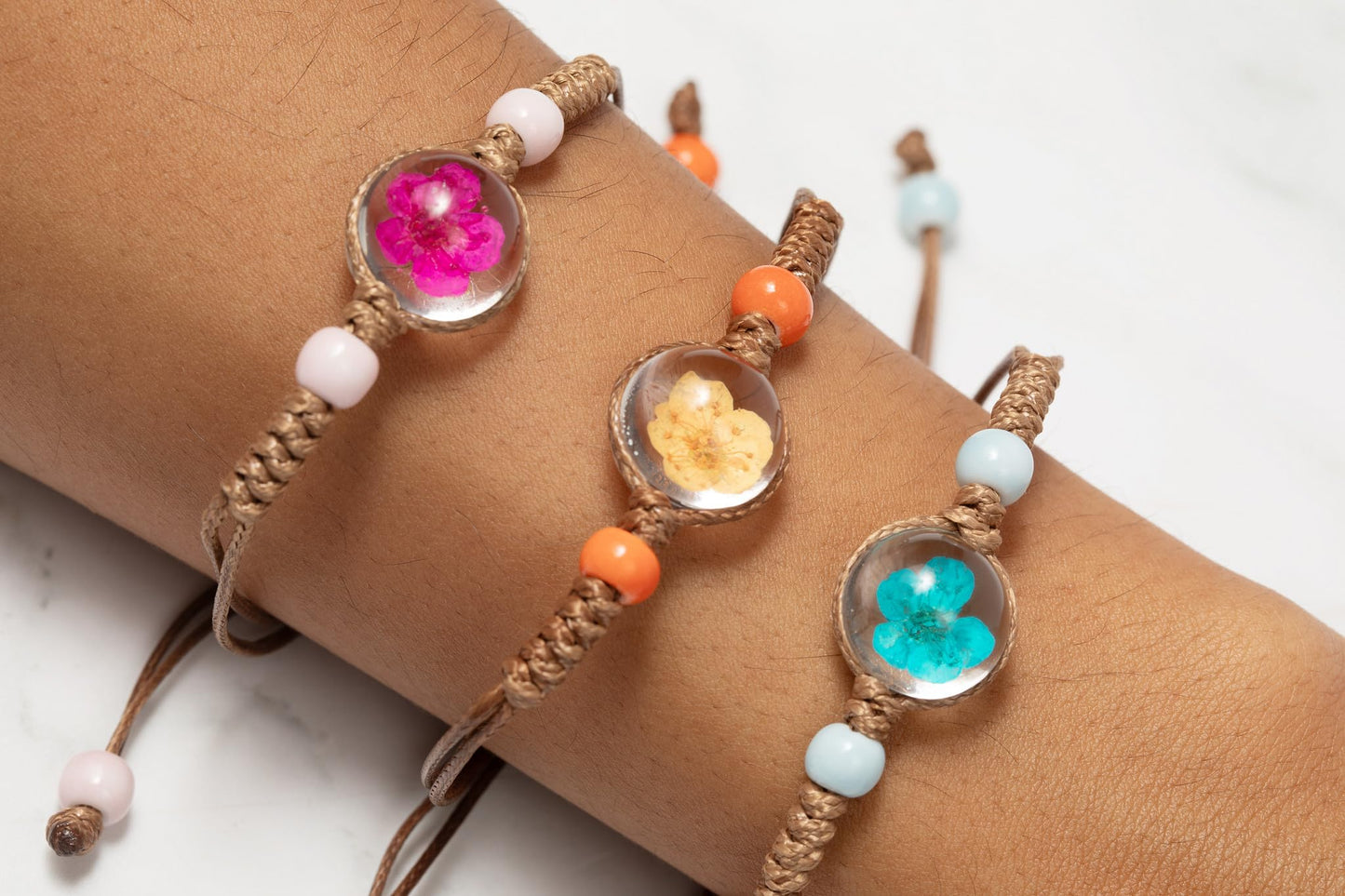 VNG 8 Pack Boho Pressed Flower Bracelet Set, Handmade Colorful Beaded Woven Friendship Bracelets, Adjustable Stackable Jewelry Gift