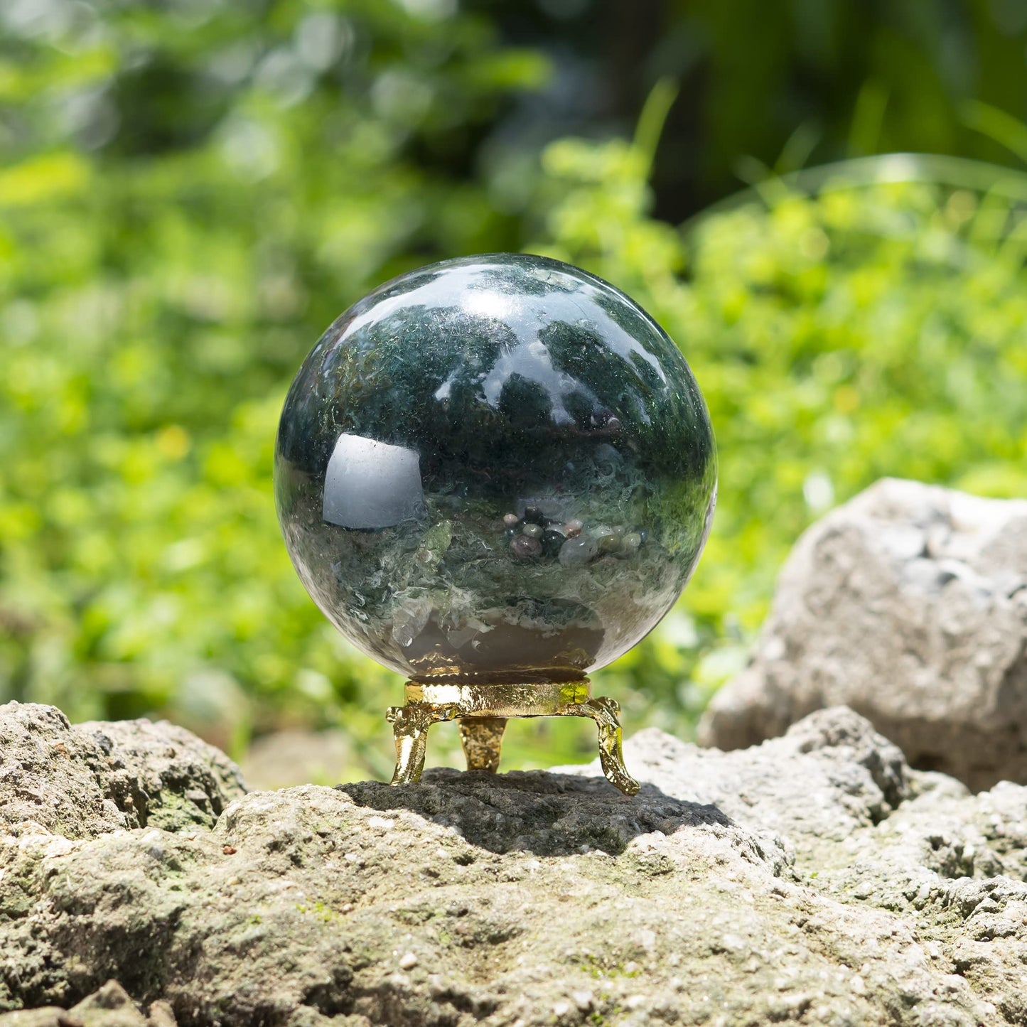 Crocon 50mm Green Blood Stone Sphere Ball with Metal Stand 1400+ Carats Gemstone Ball Healing Sphere Sculpture Figurine for Fengshui Divination Home Decoration Photography Crystal Sphere