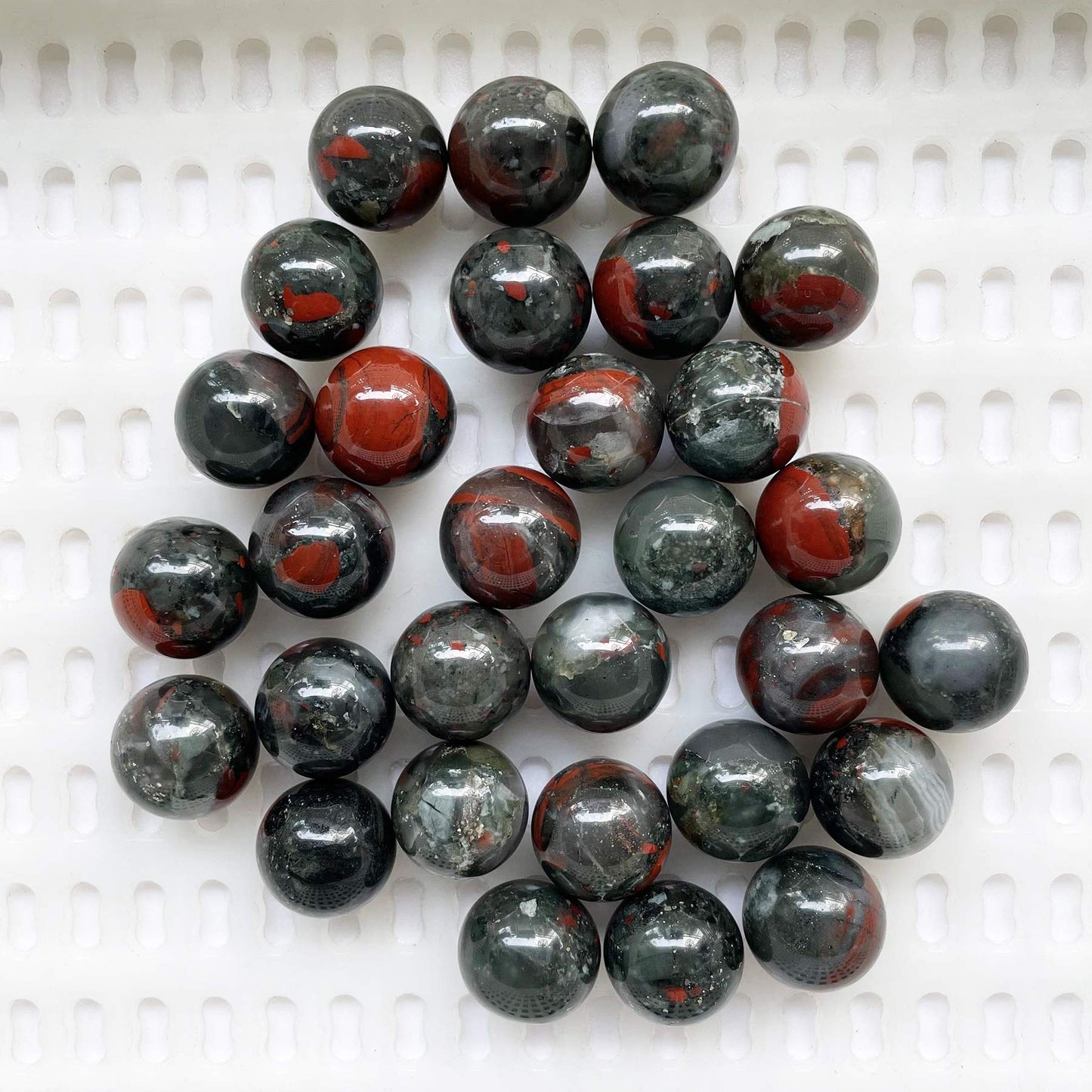 Fekuar 5 Pcs Africa Bloodstone Crystal Sphere Ball Set, Polished Healing Energy Mineral Gemstone Balls for Reiki Chakra Decoration Fengshui 20mm