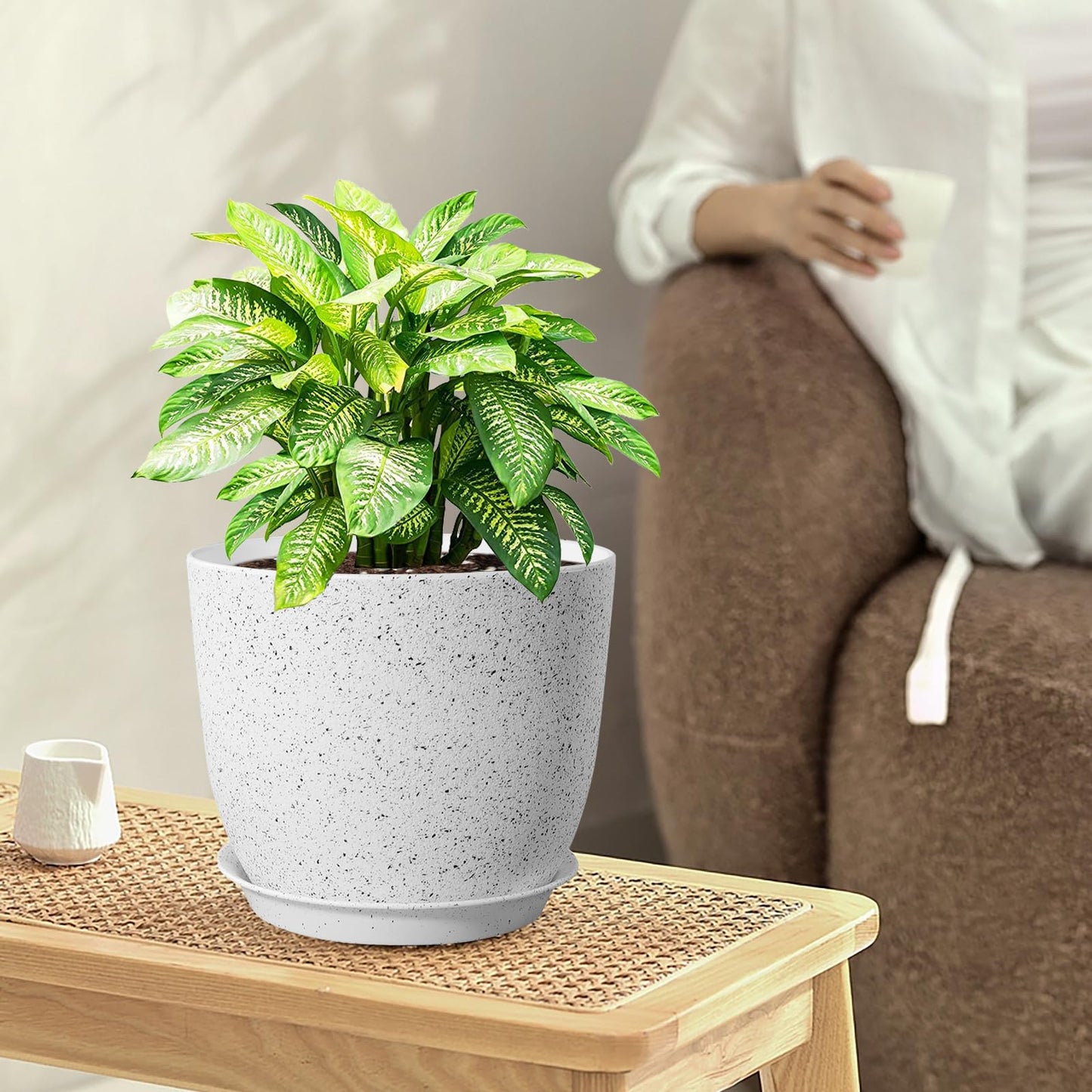 WSMKSZ 10/9/8 inch Medium Plant Pots, Set of 3 Modern Decorative Plastic Planters with Drainage Holes and Saucers for Garden House Plants, Flower Pots for Indoor Outdoor Plants, Speckled White