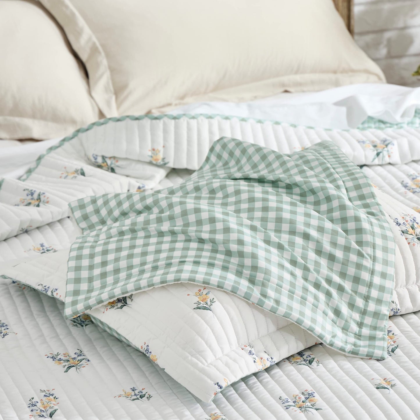 Bedsure Floral Quilt Queen Size - Reversible Botanical Floral Comforter, Spring Lightweight Bedspread Quilted Bedding, Soft Microfiber Coverlet for All Seasons (90"x96")