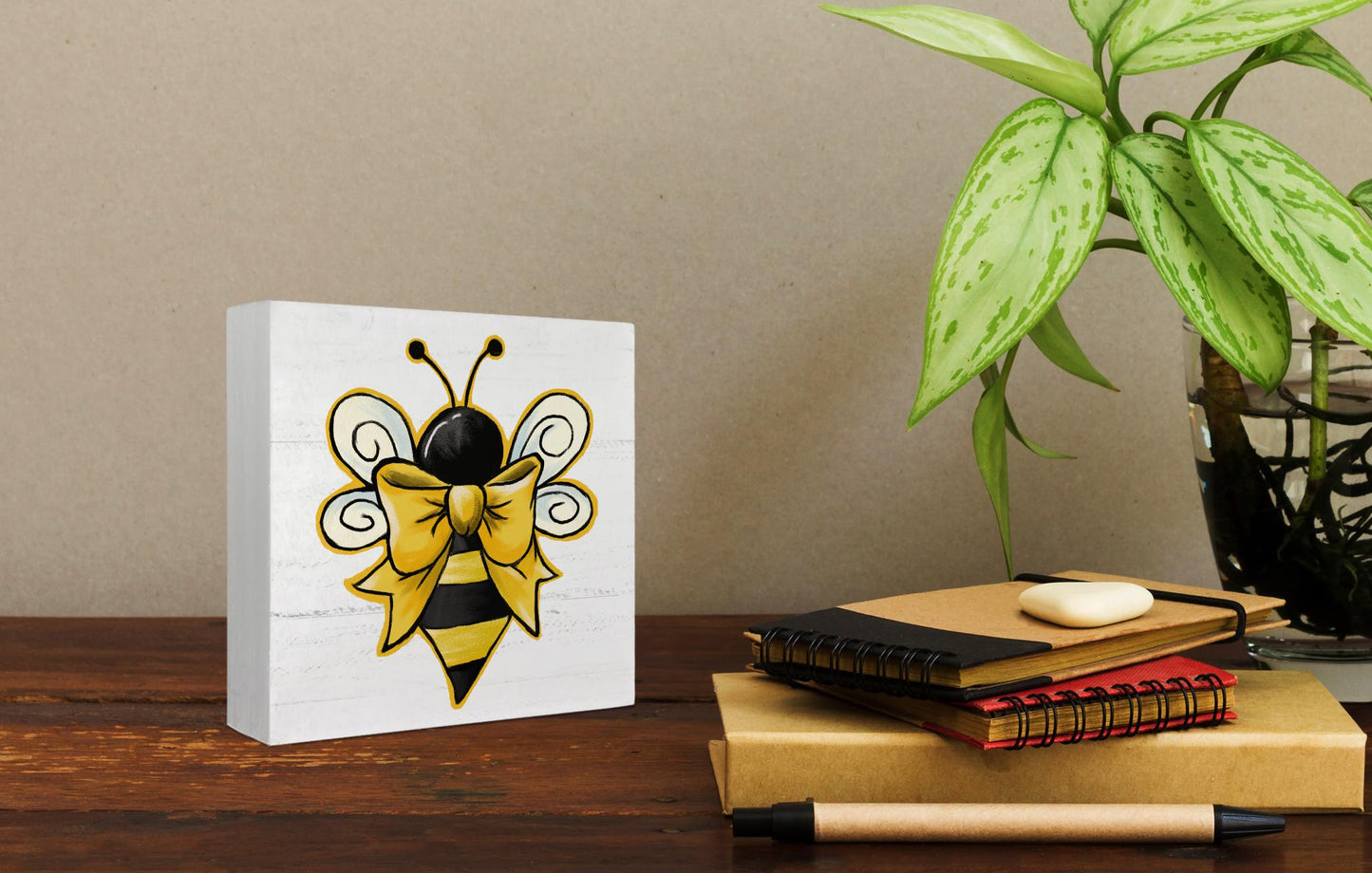 XYDEG Rustic Wooden Bee House Sign Decor, Honey Bee Bumblebee Farmhouse Plaque Tabletop Tiered Tray Summer Decor for Home & Office