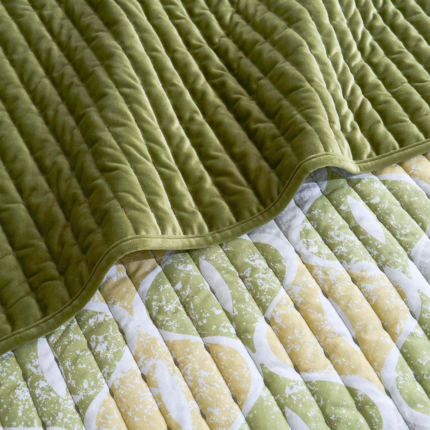 Wonderful King Quilt Set, Cotton Reversible Lightweight Comforter, Striped Channel Stitch Green Velvet Bedding with Ogee Printed, Breathable & Comfortable, Suitable for All Season Bedroom Use,106"x94"