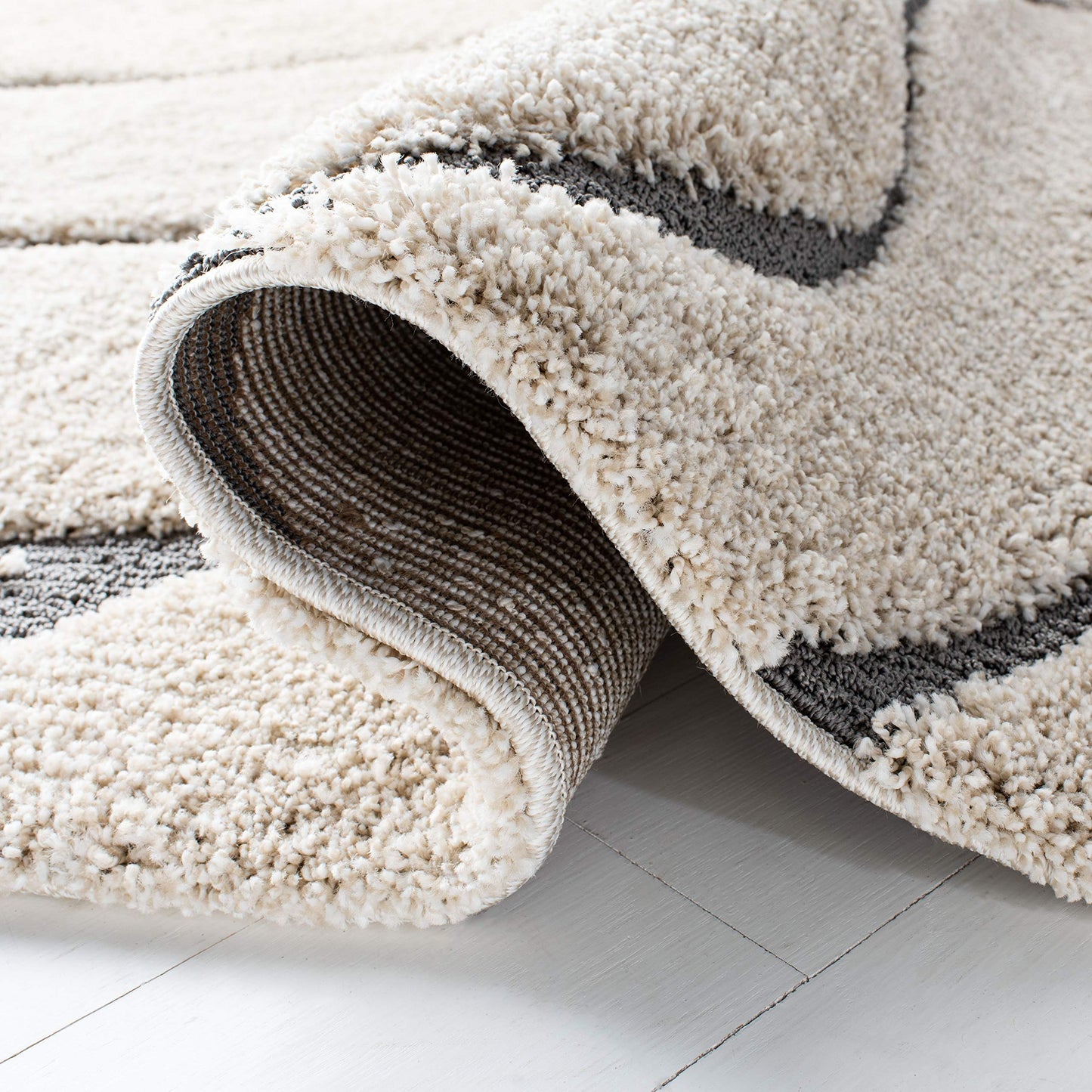 SAFAVIEH Florida Shag Collection Accent Rug - 2'3" x 5', Cream & Grey, Non-Shedding & Easy Care, 1.2-inch Thick Ideal for High Traffic Areas in Entryway, Living Room, Bedroom (SG471-1180)