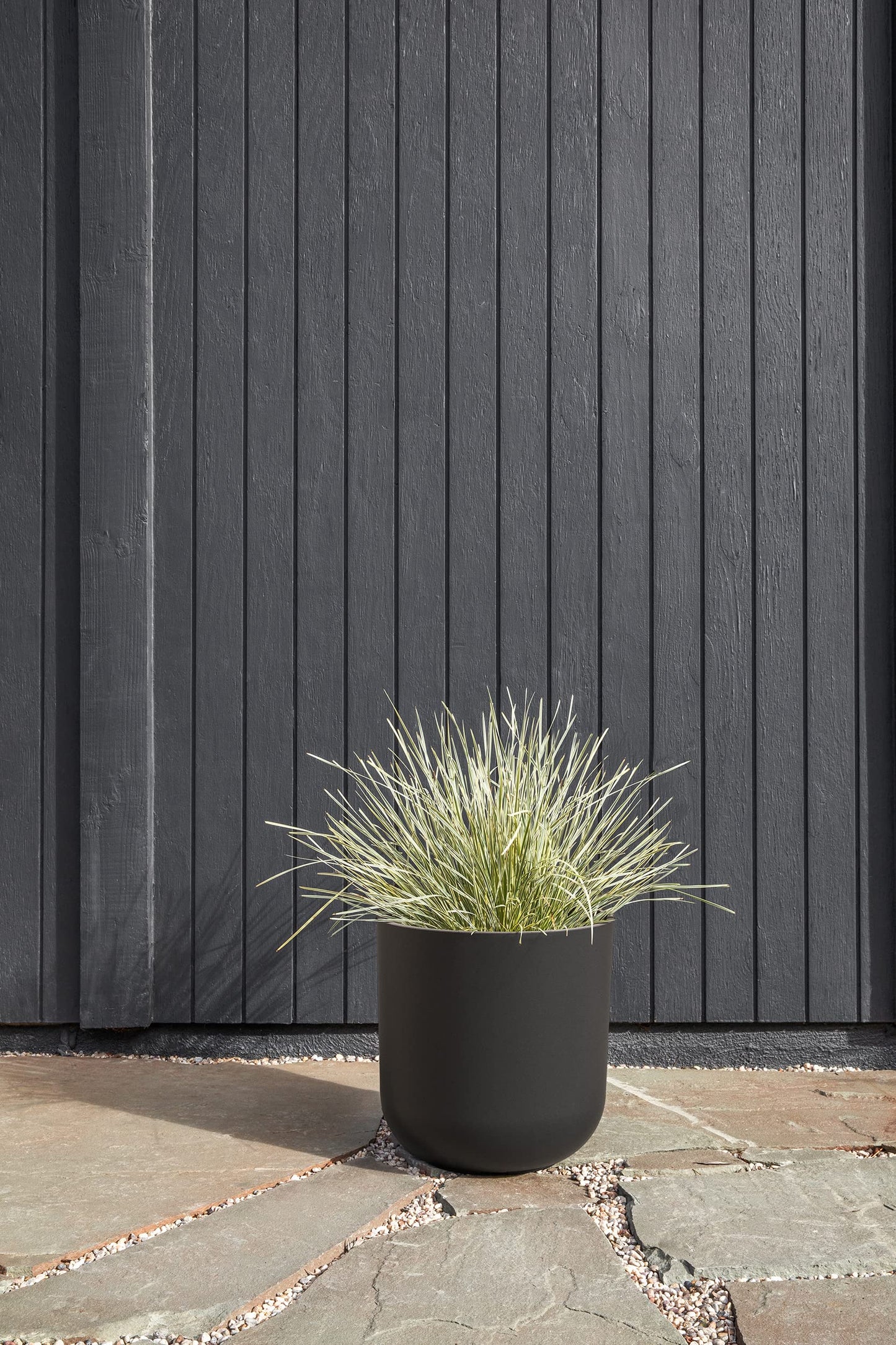 Veradek Round Black Plastic Planter Pots for Indoor/Outdoor Garden Use, with Drainage Holes, Suitable for Small to Large Succulent Plants, Flowers, Modern Interior Plants