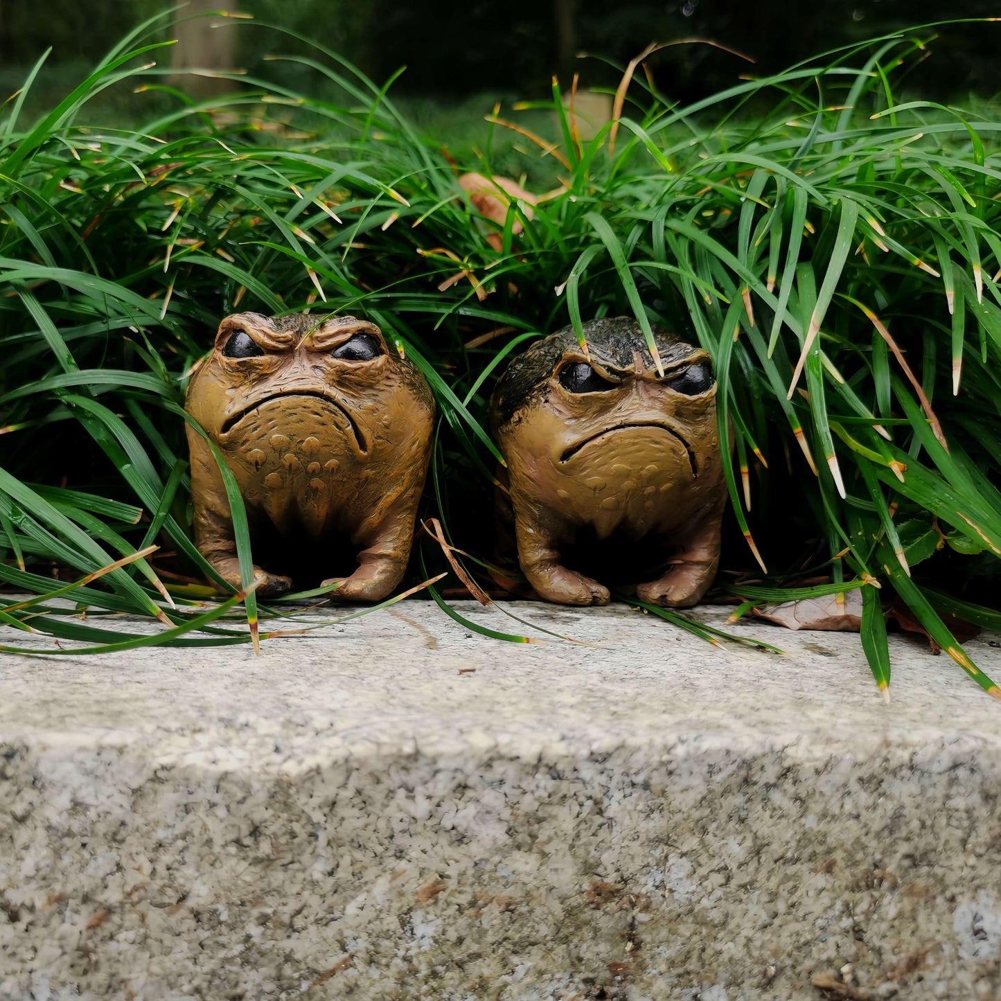 MOLMH Weird Queer Grumpy Frog Toad Statue Ugly Angry Outdoor Garden Yard Decor Statue Fun Novelty Home Office Decor Sculpture Unique Gift