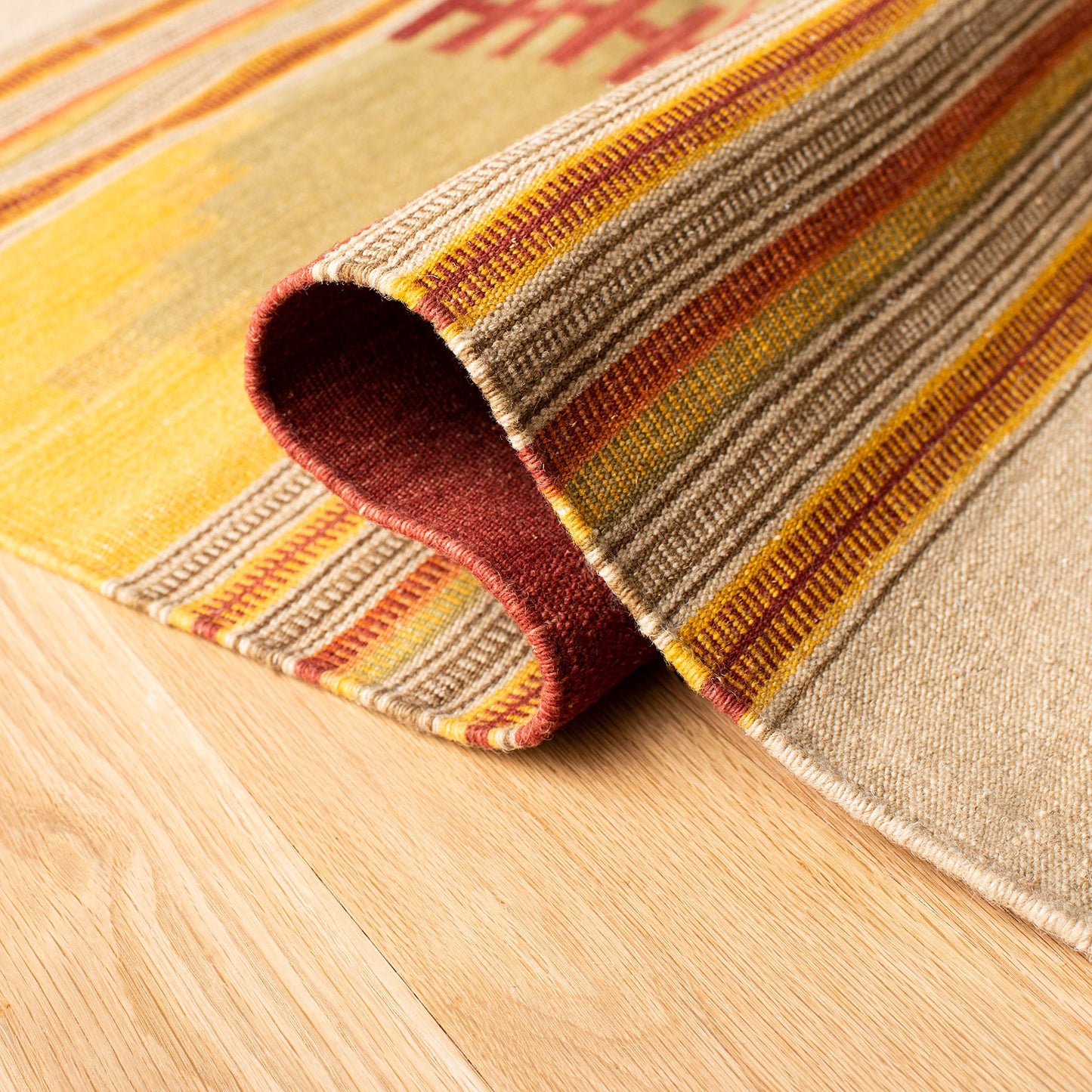 SAFAVIEH Kilim Collection Accent Rug - 2' x 3', Red & Multi, Handmade Southwestern Tribal Wool, Ideal for High Traffic Areas in Entryway, Living Room, Bedroom (NVK177A)
