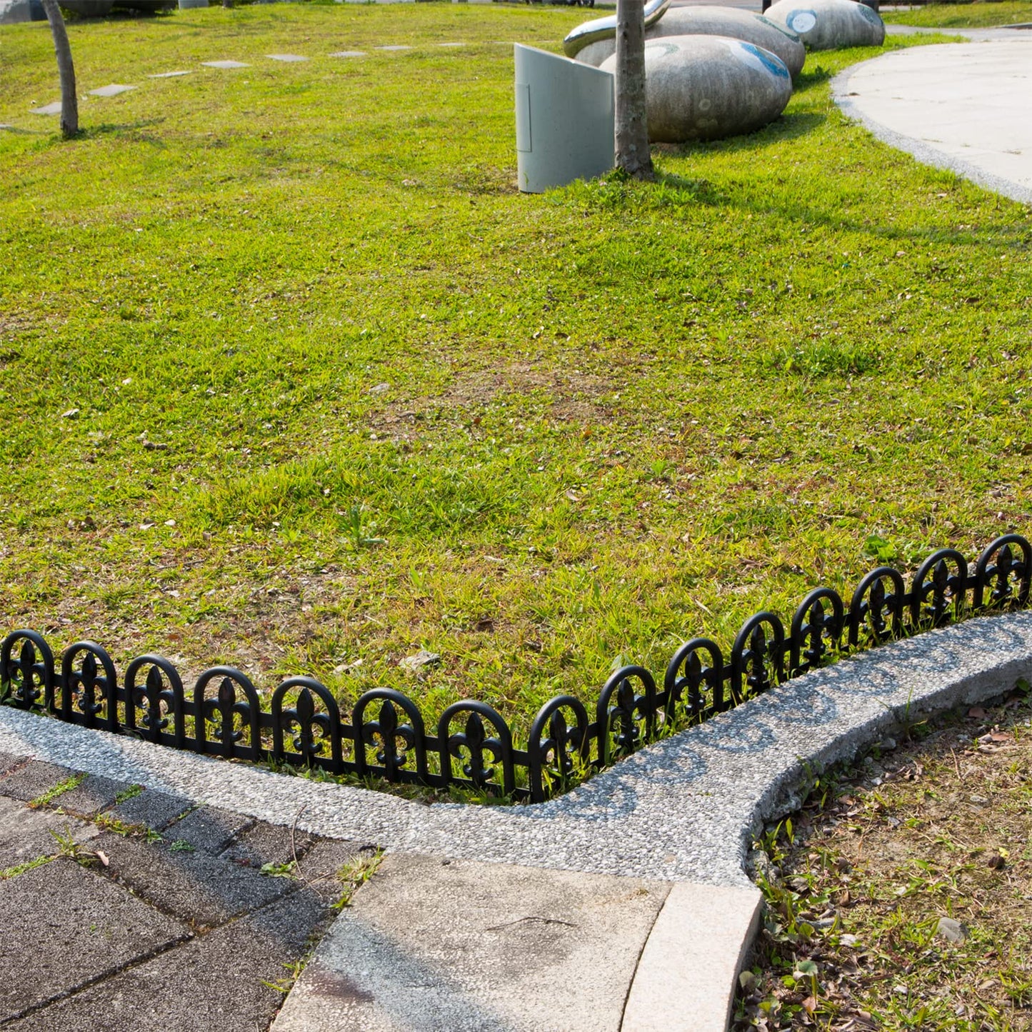 Evelyne Black Garden Border Plastic Edging – PP Plastic, Metal-Free Wrought Iron Look Design, 15pcs Black Yard Landscaping Fence Liner Lawn Edge Barrier, 20ft Kit of Decorative Lawn Landscape Panels