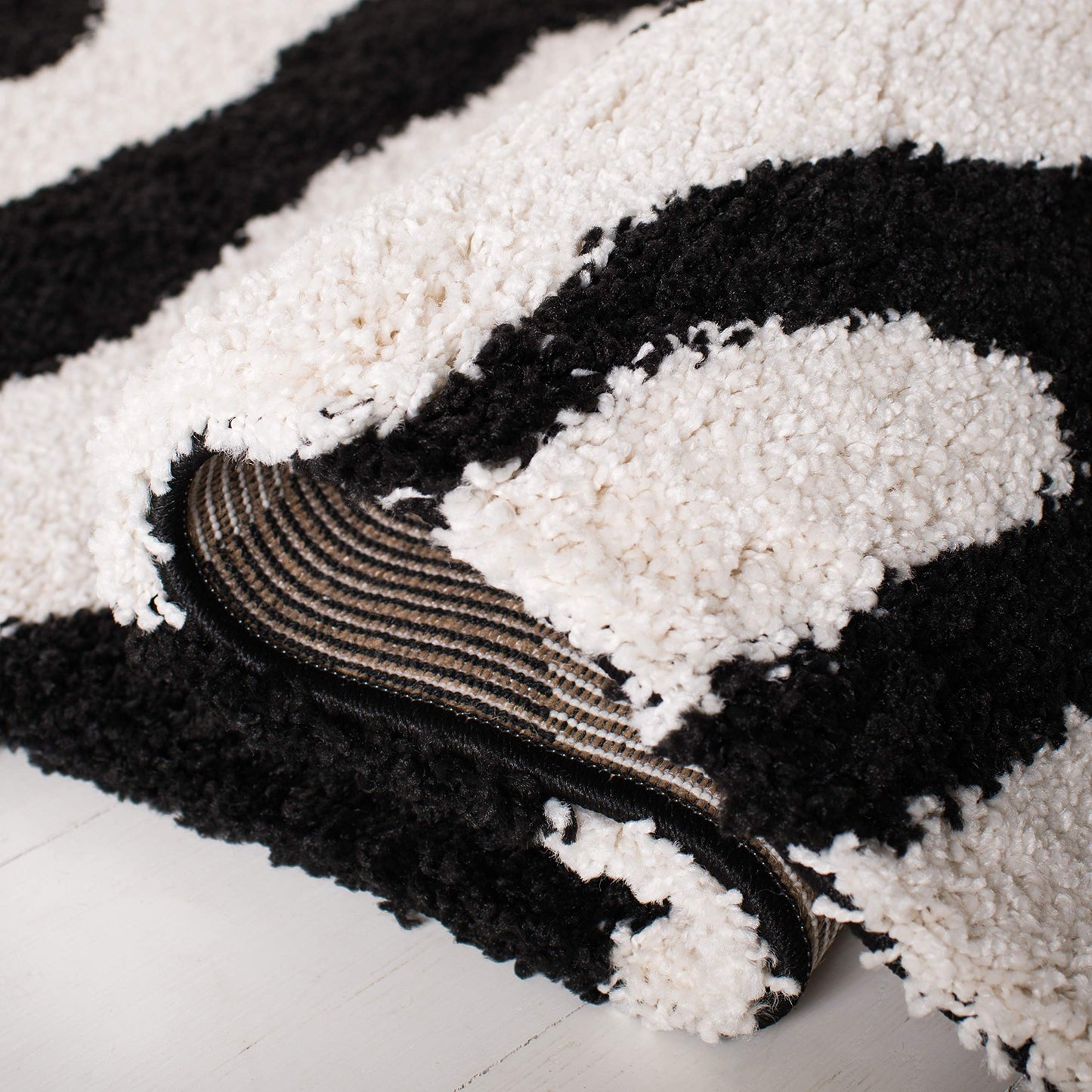 SAFAVIEH Florida Shag Collection Accent Rug - 3'3" x 5'3", Ivory & Black, Non-Shedding & Easy Care, 1.2-inch Thick Ideal for High Traffic Areas in Entryway, Living Room, Bedroom (SG452-1290)