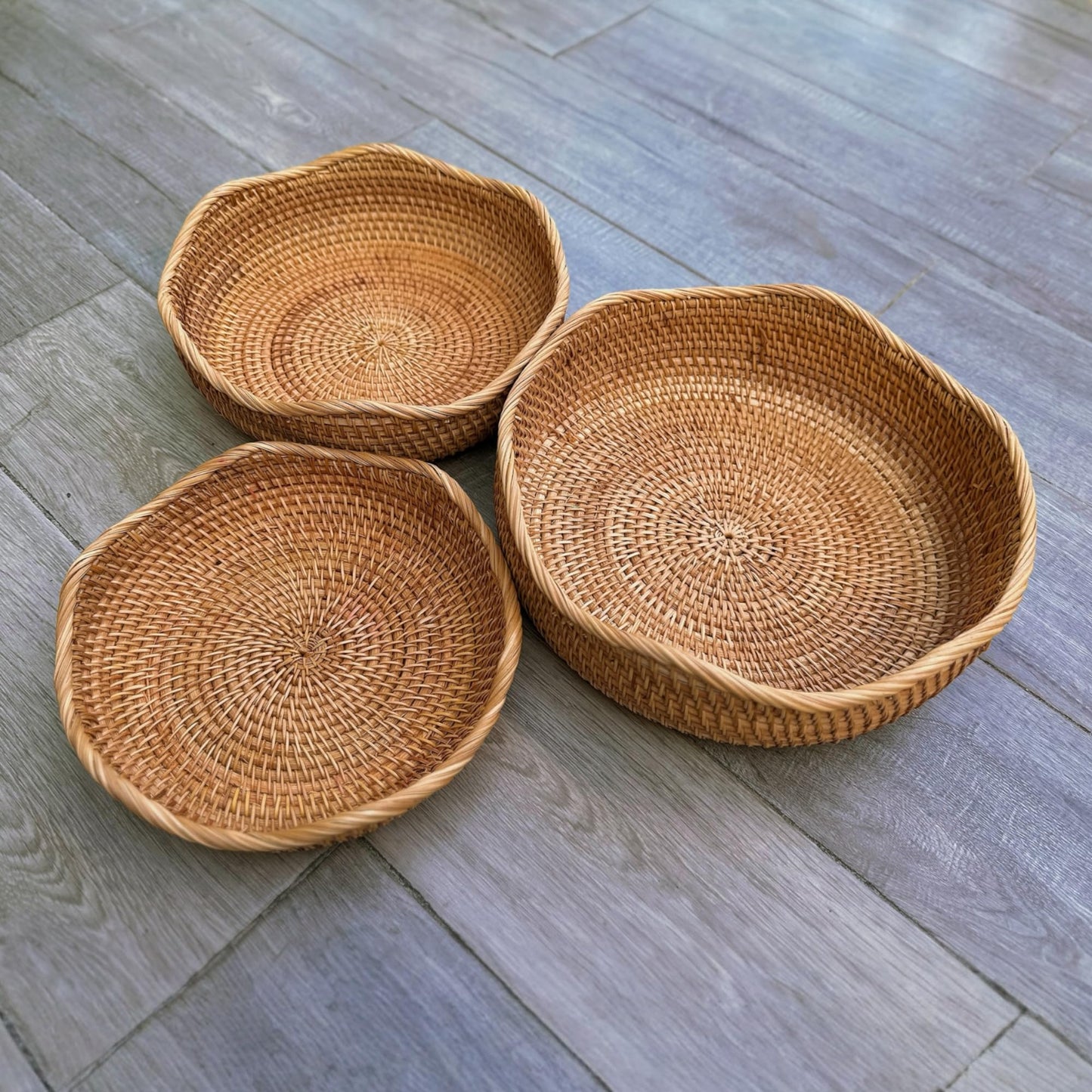 PYNAMIS 3 Pack Natural Rattan Round Wave Bread Basket, Fruit Bowl, Bread Basket Small Wicker Basket, Handmade Rattan Kitchen Decor, Fruit Storage, Basket Organizing, Set of 3 Size
