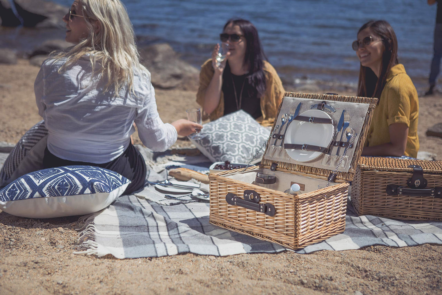 PICNIC TIME Classic Picnic Basket for 2, Romantic English-Style Wooden Wicker Basket with Deluxe Service for 2, Fully-Lined Interior, Leatherette Lid-Locking Buckle, and Carry Handle, (Beige Canvas)