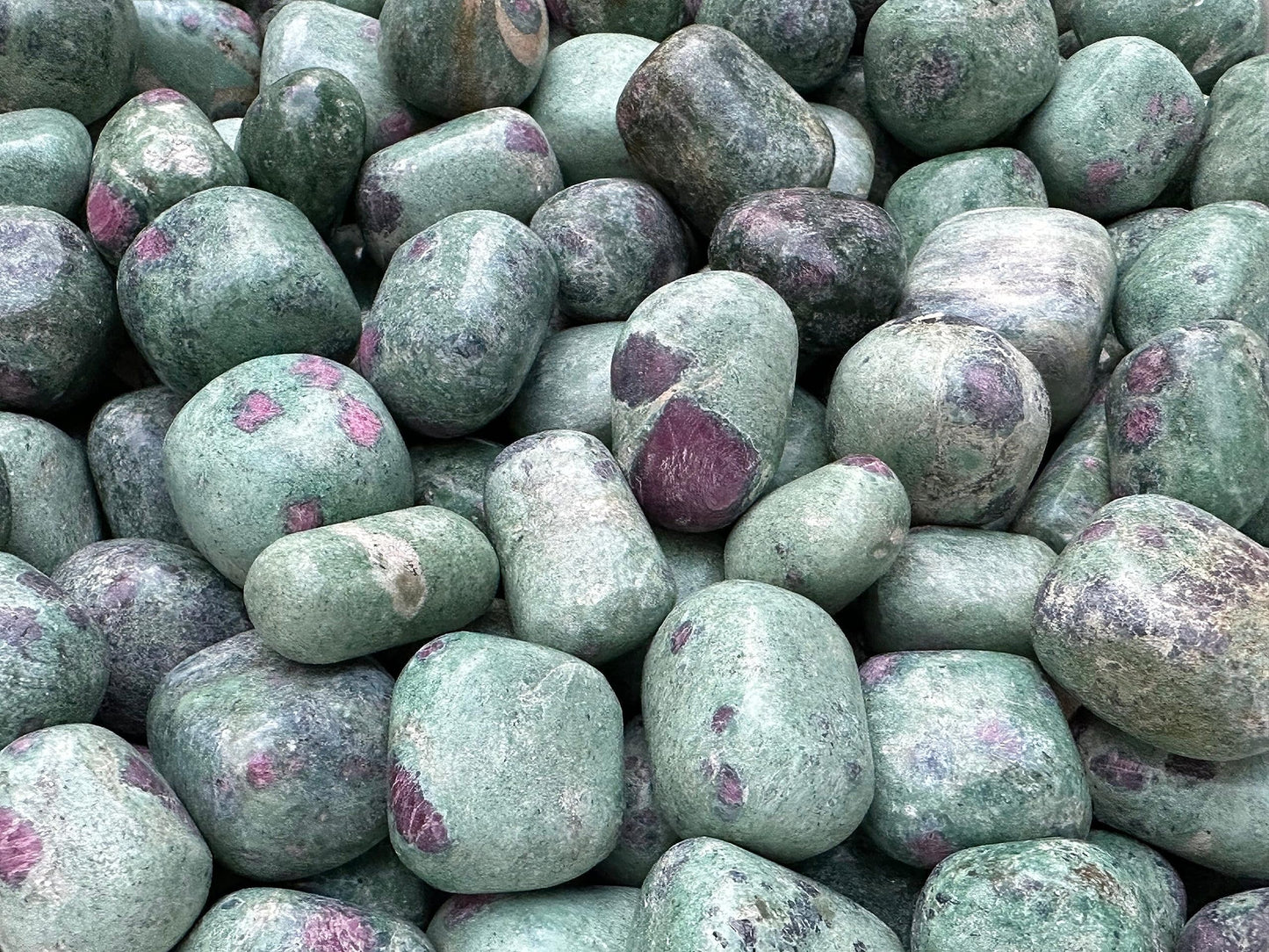 GAF TREASURES 5 Pcs Ruby Fuchsite Tumbled Stones, Polished Natural Gemstone, Healing Crystals