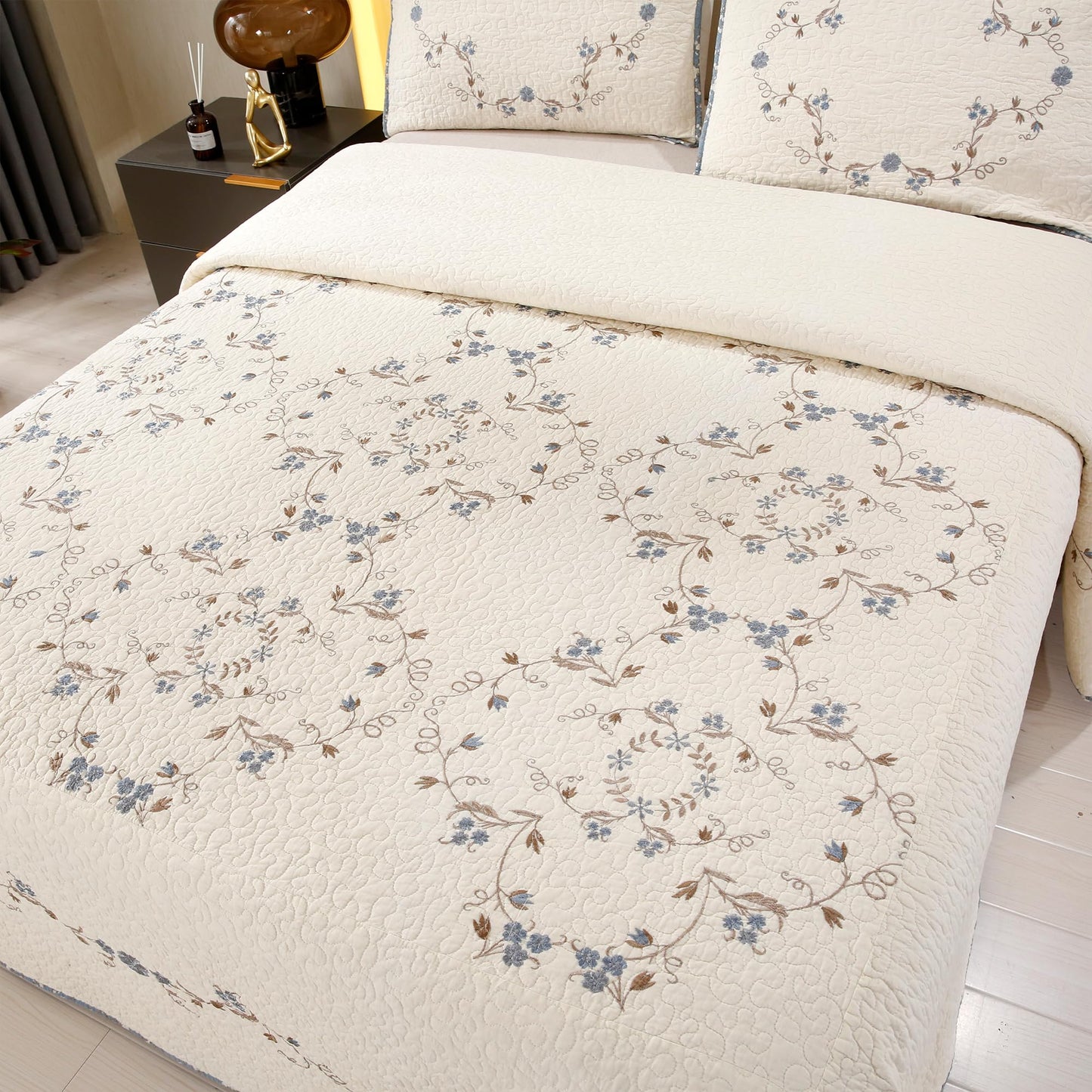 Quilt Set Blue Floral 3D Embroidery Pattern 3 PCS 100% Cotton Reversible Quilted Embroidered Decorative Bedspreads Coverlet Set, Lightweight &Soft King Size White Bedding Coverlet for All Season