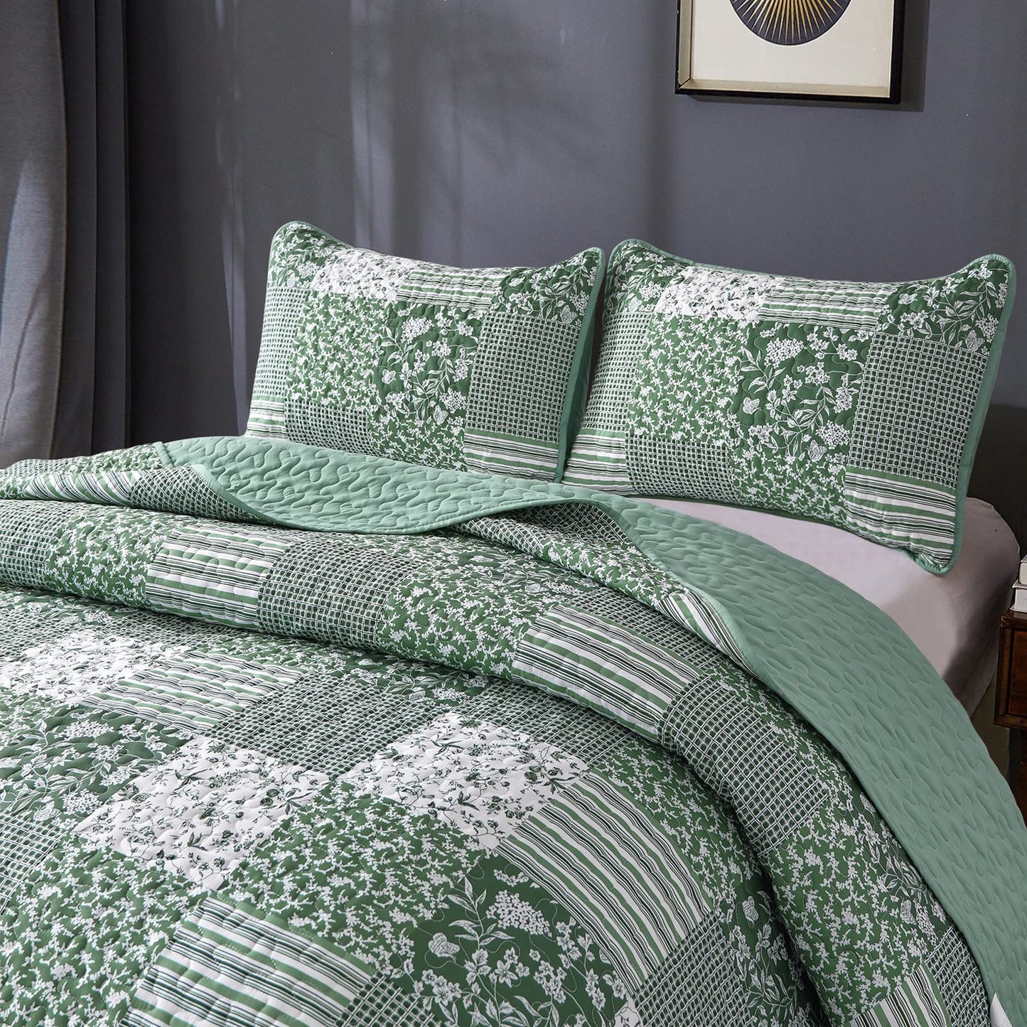 Mybedsoul Green Boho Queen Quilt Set, 3-Piece Reversible Soft Plaid Floral Bedding Set with 2 Pillow Shams - Sage Green Queen Size Quilt Bedspread Coverlet Set 90” x 96”