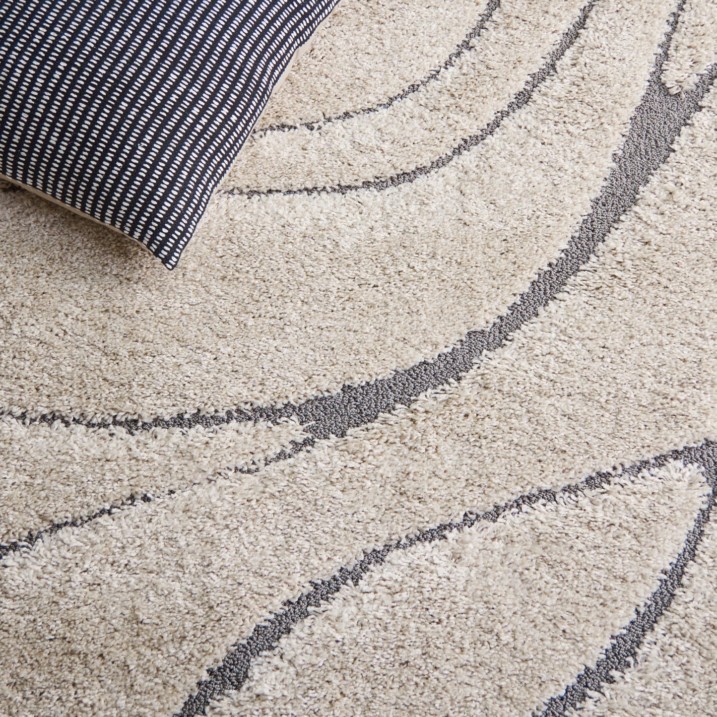 SAFAVIEH Florida Shag Collection Accent Rug - 2'3" x 5', Cream & Grey, Non-Shedding & Easy Care, 1.2-inch Thick Ideal for High Traffic Areas in Entryway, Living Room, Bedroom (SG471-1180)