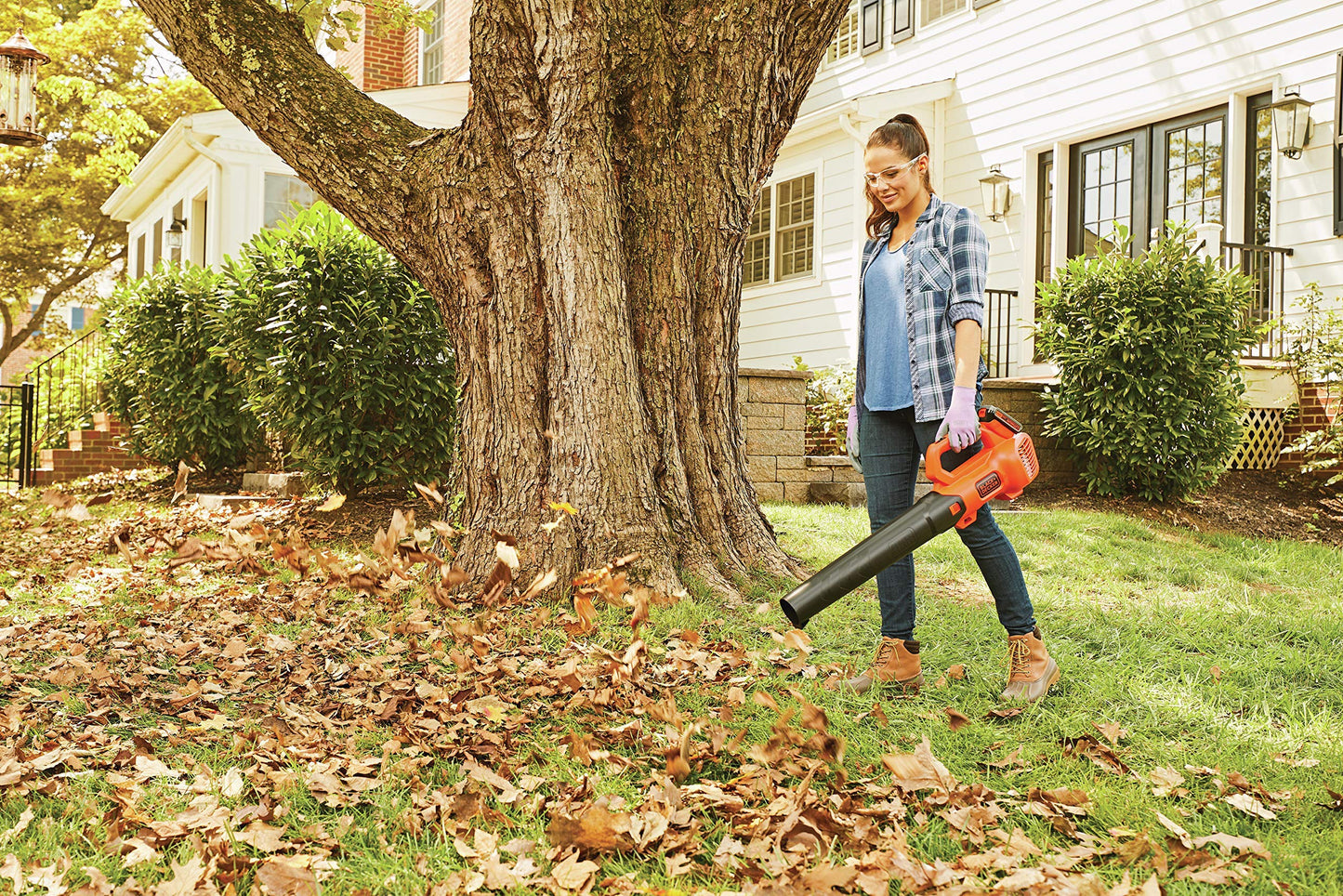 BLACK+DECKER 20V MAX Cordless Leaf Blower with Battery and Charger, Powerful 2-Speed, Up to 90 MPH and 320 CFM Axial Lightweight Electric Leaf Blower (BCBL700D1)